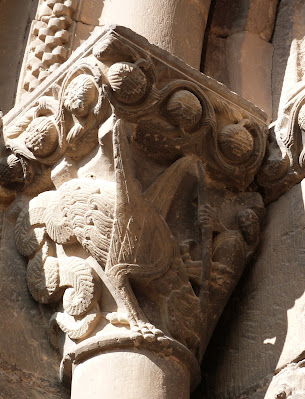 ROMÁNICO EN NAVARRA. IGLESIA DE SAN PEDRO. OLITE. Capitel caballero luchando contra el dragón