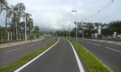 A foto mostra uma nova rodovia e ao meio a ciclovia, mas ainda abandonada pelas pessoas em razão do sedentarismo,