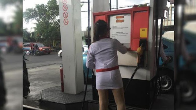 Pegawai Wanita di Pom Bensin ini Memakai Rok Mini - GeegleHayoO