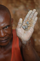 Un congoleño sosteniendo un puñado del mineral coltán en su mano