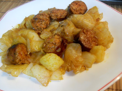 Col rehogada con patatas y chorizo frito