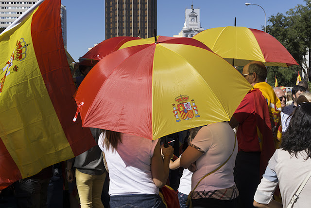 Paraguas con los colores de la bandera española.