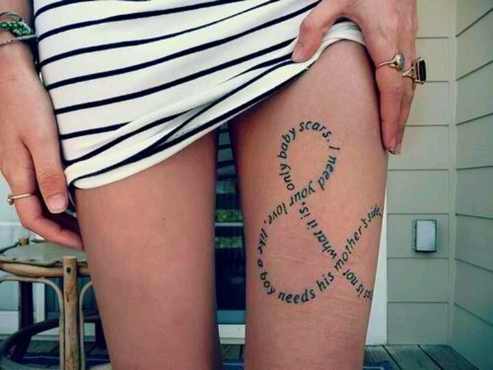 vemos el muslo de una chica con un tatuaje del infinito elaborado con palabras