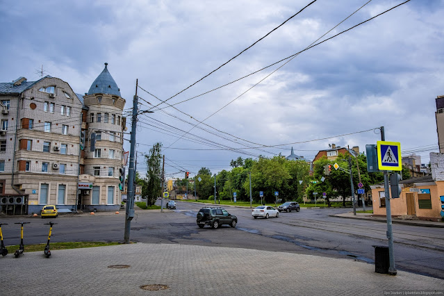 перекресток двух улиц и здание с башенкой