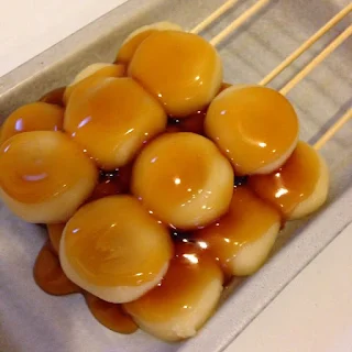 美味しい団子のイメージ:醤油タレがかかった団子が並んだ様子