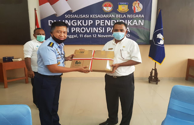 Dadang Hendrayudha Sumbang Delapan Unit Laptop dari Kemhan Untuk SLTA di Papua.lelemuku.com.jpg