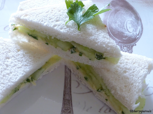 Mini-sandwiches au concombre et beurre persillé