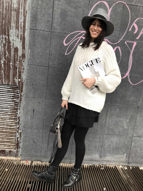 novamoda style, street style, french style, parisian chic, jak nosić swetry, obszerne swetry, sweater weather, sweter oversize, sweter z dekoltem z tyłu, trendy, must have sezonu, 