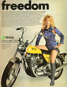 Moteras en pantalones cortos en la década de los 70