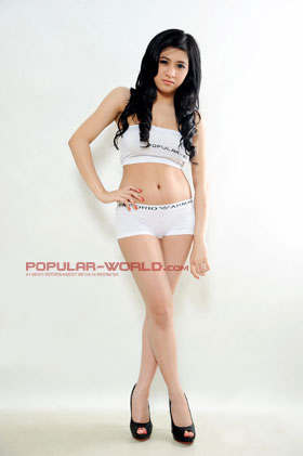 Foto Model Sexy Majalah Popular, Ovie Yurica - Ada Yang Asik