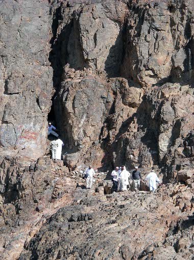 Gua Uhud, Tempat Nabi Bersembunyi Tetap Wangi Meski di Timbun Kotoran