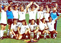 Selección de ALEMANIA FEDERAL - Temporada 1979-80 - Rummenigge, Schumacher, Cullmann, Schuster, Briegel, Hrubesch, Hansi Müller, Stieleike, Derwall (entrenador); Klaus Allofs, Kaltz, Dietz y K. H. Förster - REPÚBLICA FEDERAL DE ALEMANIA 2 (Hrubesch 2). BÉLGICA 1 (Vandereycken) - 22/06/1980 - Eurocopa de Italia 1980, final - Roma (Italia), estadio Olímpico - Alineación: Schumacher; Kaltz, K. H. Förster, Stielike, Dietz; Briegel (Cullmann, 55'), Schuster, Hansi Müller; Rummenigge, Hrubesch y Klaus Allofs - Alemania gana su 2º título de CAMPÉON DE EUROPA DE SELECCIONES