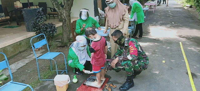 Peduli Kesehatan Anak Babinsa Dampingi Kegiatan Posyandu