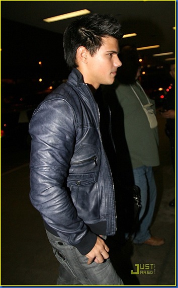 taylor-lautner-takes-vancouver-04
