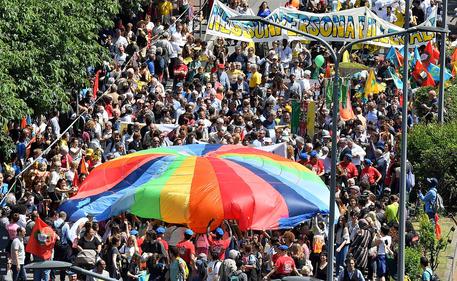 Si è tenuto ieri a Milano il corteo 'Insieme senza muri'