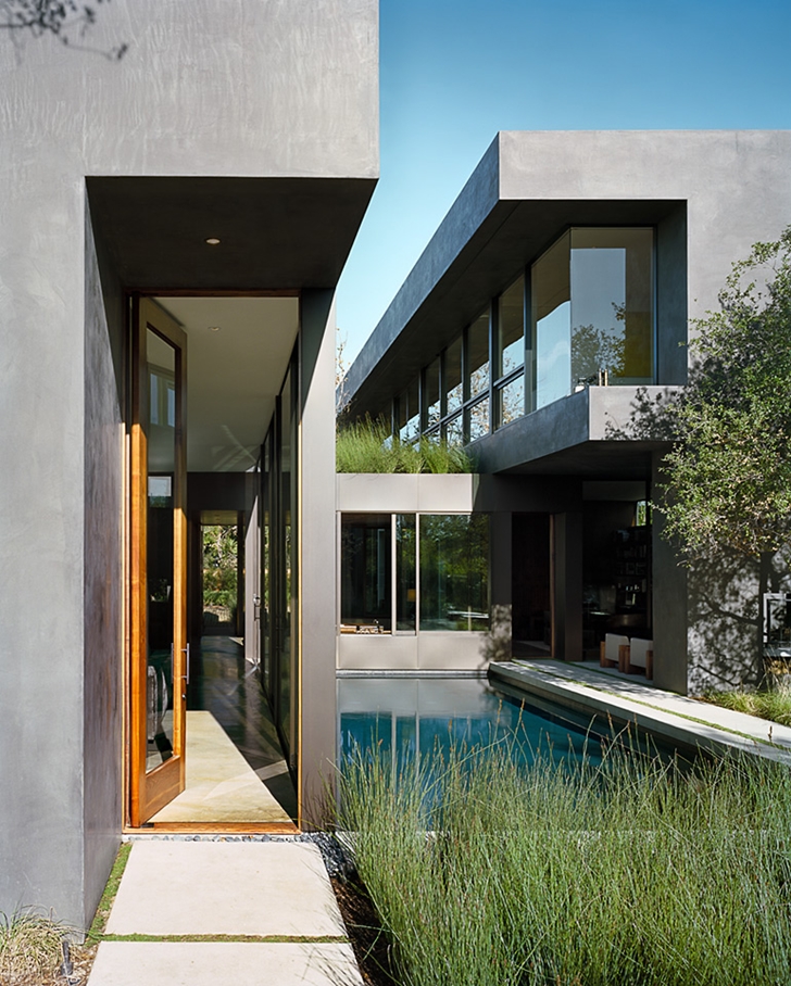 Entrance of Vienna Way Home by Marmol Radziner