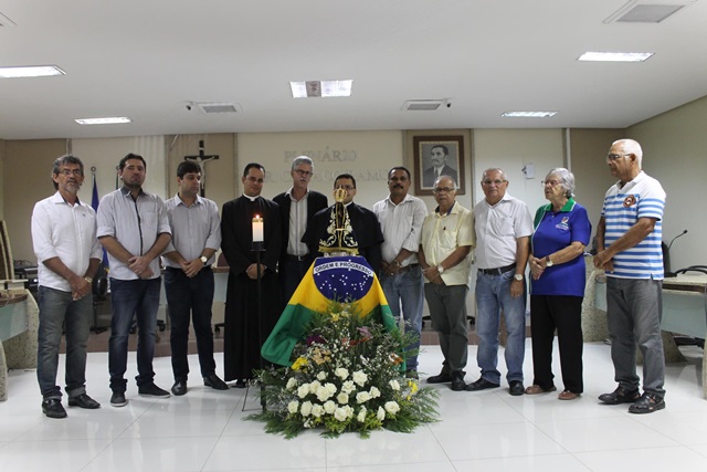 Câmara de Vereadores recebe Imagem Peregrina da Padroeira do Brasil