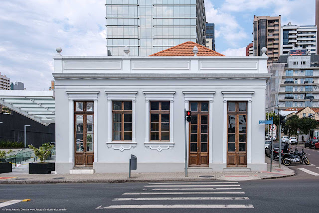 Casa na Avenida do Batel com Rua Francisco Rocha