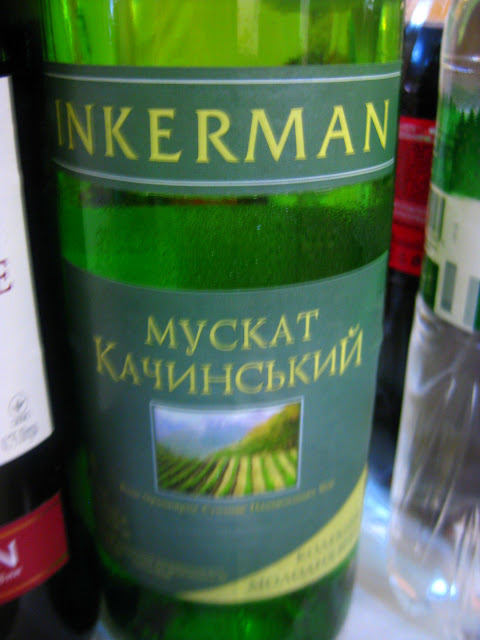 Ukrainischer Weißwein. Arthur und Tochter auf großer Fahrt in die Ukraine zu einer Hochzeitsfeier der ganz besonderen Art. Dazu Reisetipps für die Ukraine | Arthurs Tochter kocht von Astrid Paul. Der Blog für Food, Wine, Travel & Love