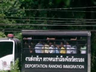 Gambar lori trak dari Ranong Immigration yang membawa orang Rohingya ke jeti di Andaman Club