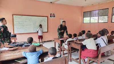 Ajarkan Disiplin Dan Semangat Belajar Satgas Yonif 122/TS Berikan Di Sekolah Dasar Inpres Syawiyatami Papua