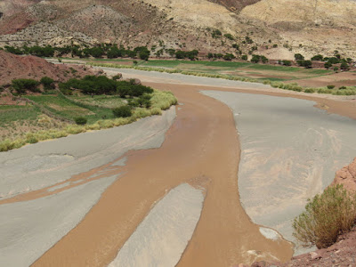 Auf der Hinfahrt füllte sich der Fluss auf einmal mit Regenwasser, da die Trauzeugen auf der argentinischen Seite wohnen, konnten diese zunächst nicht den Fluss durchqueren und die Trauung verzögerte sich um 2 Stunden. Aber Warten steht bei uns auf der Tagesordnung.