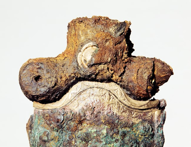 Λεπτομέρεια του ξίφους που βρέθηκε σε μια ταφή 2.000 ετών στην Εποχή του Σιδήρου στο Bryher, τα Isles of Scilly, ακριβώς έξω από την ακτή της Κορνουάλης. [Credit: Historical England]