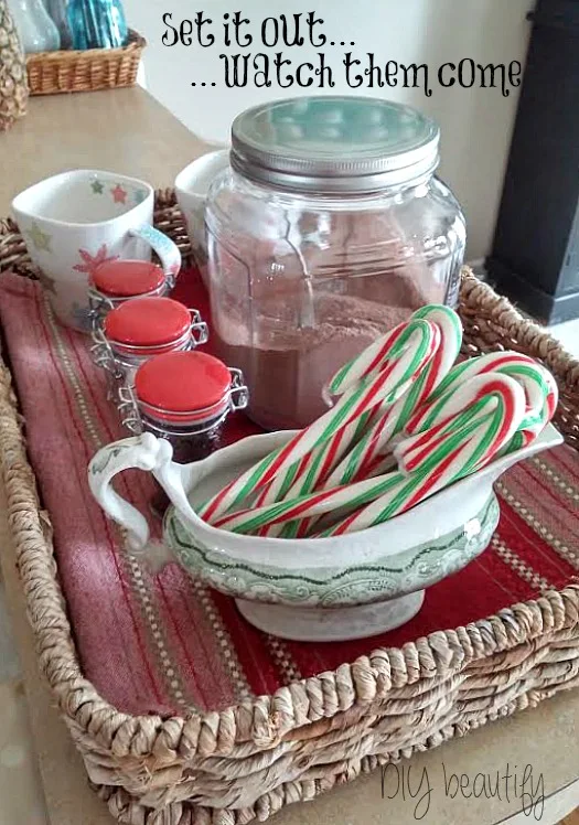 build a hot cocoa bar at www.diybeautify.com