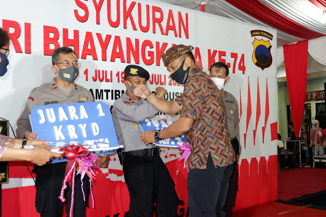 KodimKaranganyar - Malam Tasyakuran HUT Bhayangkara Ke 74, Dandim Karanganyar Serahkan Hadiah Pemenang Lomba