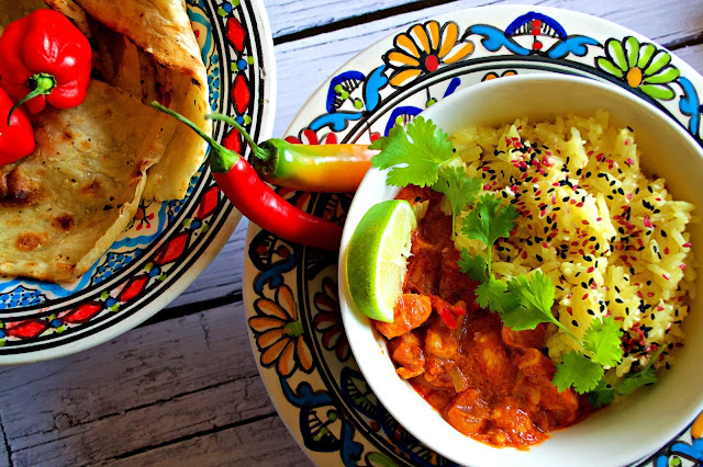 Butter chicken - jak przyrządzić? Pomidorowy Butter Chicken z ryżem jaśminowym i plackami naan - kuchnia indyjska i smak orientu na talerzu.