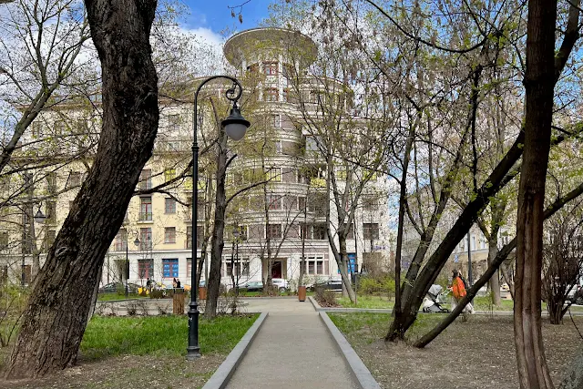 Большой Козихинский переулок, Спиридоньевский переулок, сквер Булгакова, жилой комплекс «Сад-Лабиринт» (построен в 2004 году)