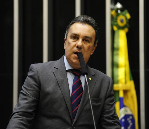 Ricardo Teobaldo diz em entrevista a emissora de rádio que Joãozinho, prefeito de Limoeiro, é mentiroso, caloteiro, mal administrador