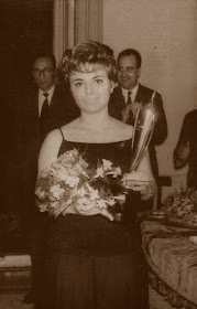 Puget con el trofeo de subcampeona, Barcelona 1961