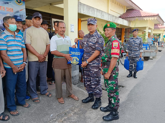 Danlanal DBS Pimpin Acara Ziarah dan Tabur Bunga di TMP Dabo Singkep dan Bakti Sosial