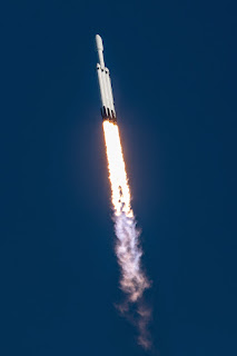 Przy nienagannej pogodzie, w nienagannej kondycji technicznej, Falcon Heavy mknie ku przestrzeni kosmicznej. Credit: Walter Scriptunas II