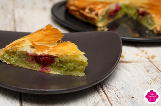 Galette à la frangipane, à la pistache et aux framboises