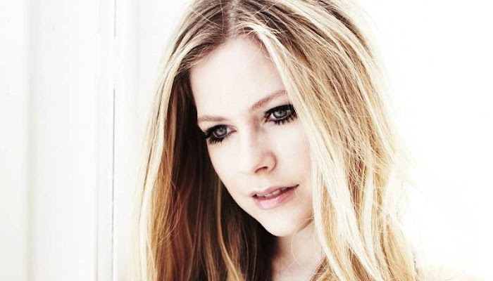 Las nuevas fotos de Avril Lavigne causan furor en China