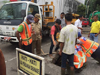 Tersumbat, Dinas PU  Normalisasi Drainase Jalan Perniagaan