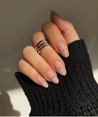 Minimalistic nail art