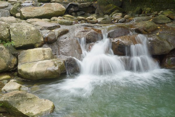 南投中寮龍鳳瀑布一龍一鳳分列的雙瀑布，沿著步道散步欣賞青山綠水
