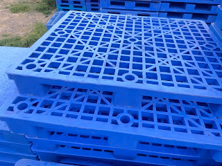 1100x1100x150mm đây là dòng pallet nhựa 9 chân mặt nan