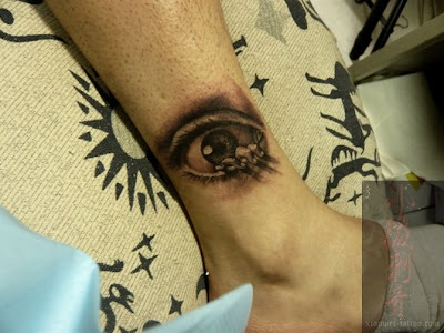 What a weird combination of things for this tattoo! Eyes, fingers, near feet 