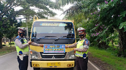 Lagi, Sat Lantas Polres Indramayu Pasang Stiker Himbauan Ayo Pakai Masker