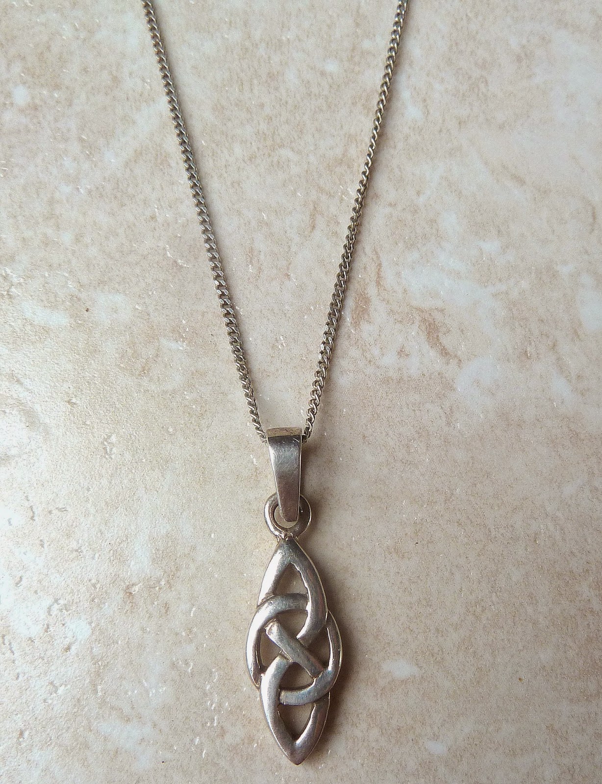 http://www.kcavintagegems.uk/vintage-sterling-silver-celtic-knotwork-pendant-and-sterling-silver-chain-384-p.asp