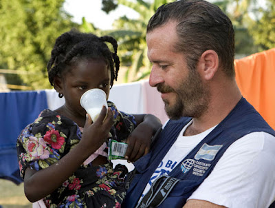 Foto de un hombre atendiendo a niña 