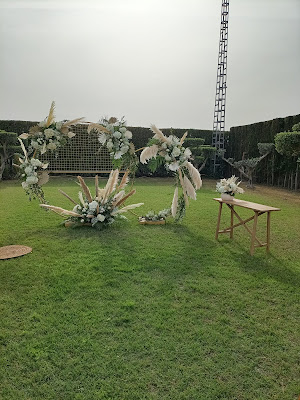 Decoración de ceremonia civil con aros de pampas y flores naturales