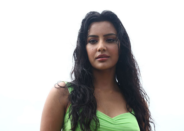 Priya Anand Wallpapers Free Download