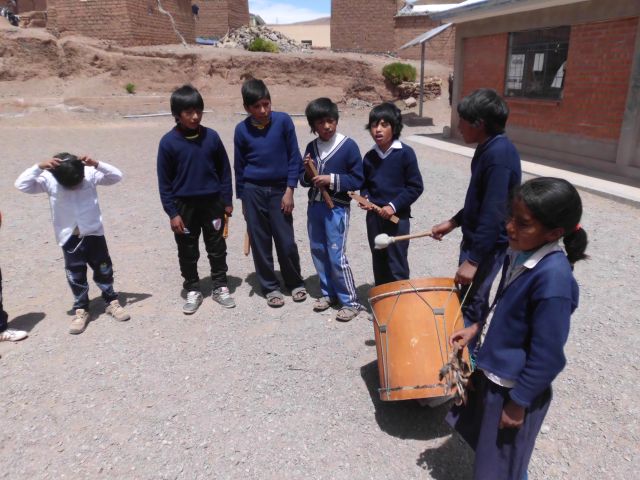 Die Schüler versammelten sich zu einer kleinen Hora Civica auf dem Schulhof. Wir haben die Nationalhymne Boliviens zum ersten Mal in der Indiosprache Quechua gesungen. Danach gab es einige musikalische Darbietungen