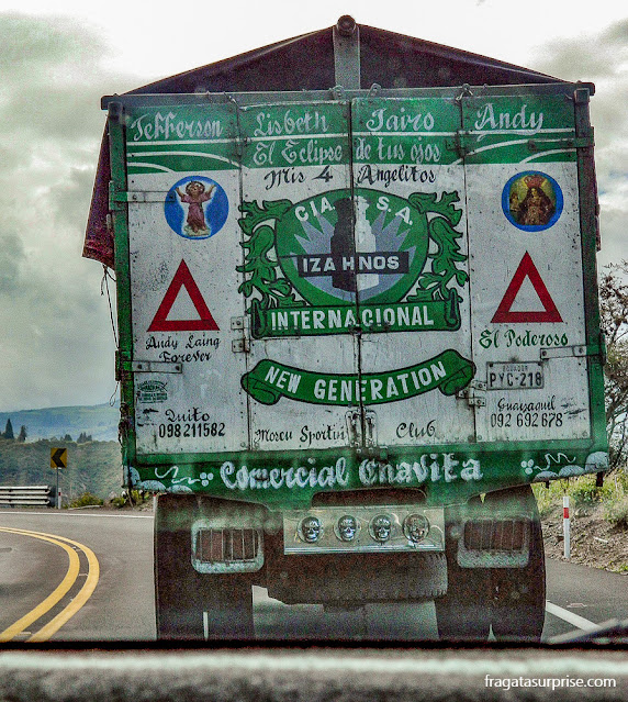 Caminhão na estrada de Quito a Otavalo, Equador