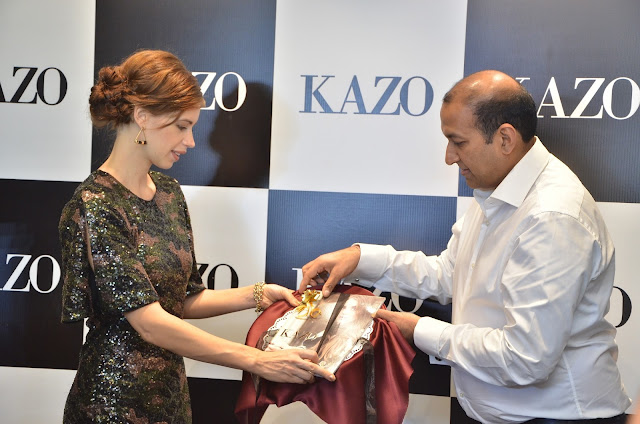 Mr. Deepak Aggarwal, Managing Director, Kazo with Kalki Koechlin unveiling Kazo's AW'16 collection catalogue-min